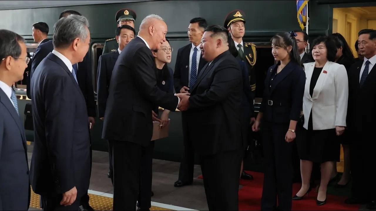 Ким Чен Ын прибыл в Пекин–столицу КНР смотреть онлайн