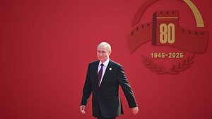 Путин сидит по правую руку от Си Цзиньпина на параде в Пекине