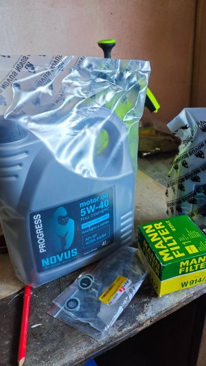 Масло Novus Progress 5W-40. Распаковка канистры и заливка.