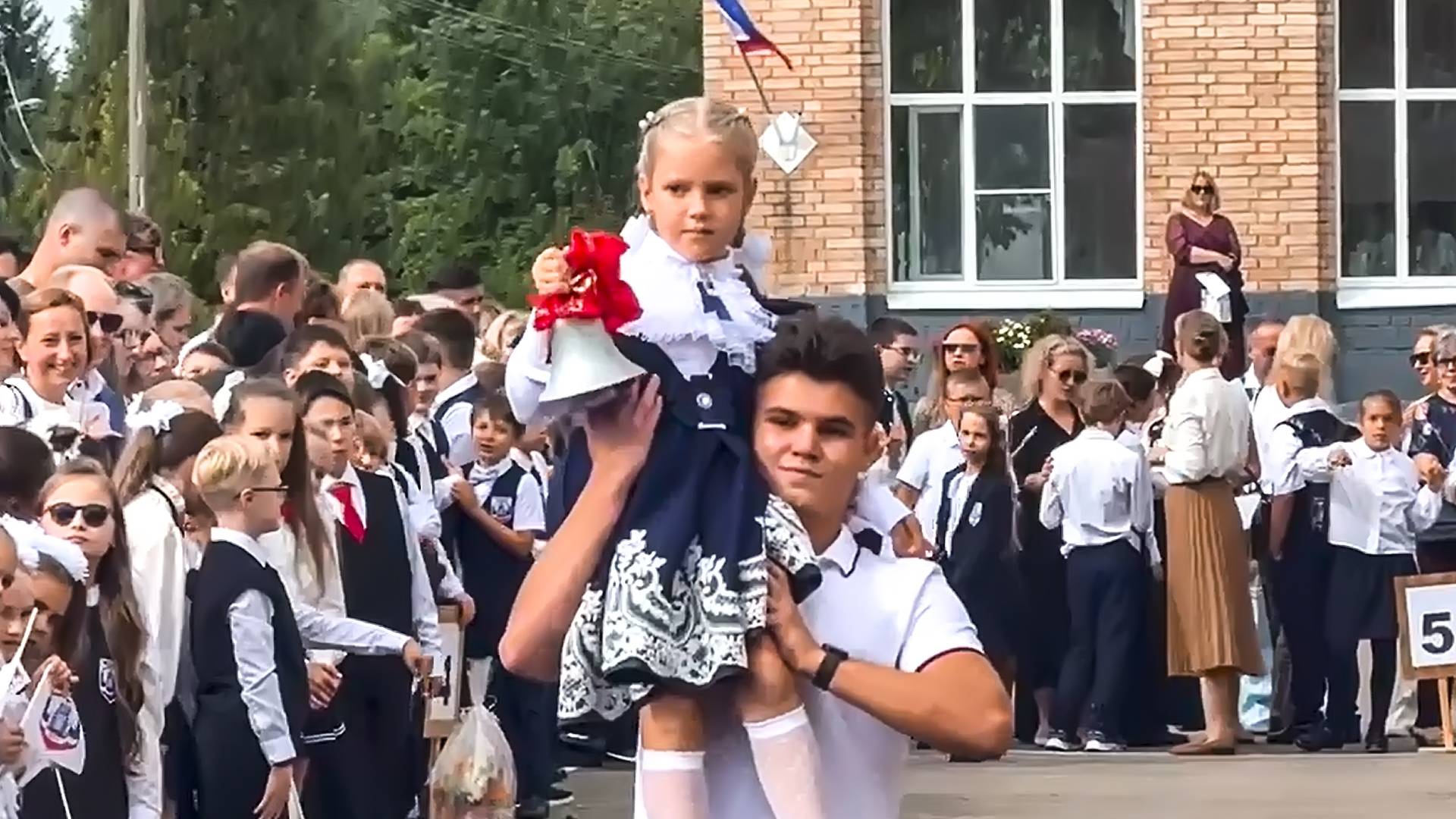 Торжественная линейка, посвященная Дню знаний. 2025 смотреть онлайн