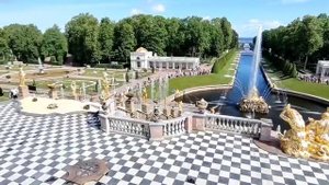 Пуск фонтанов в Петергофе, ранним утром.