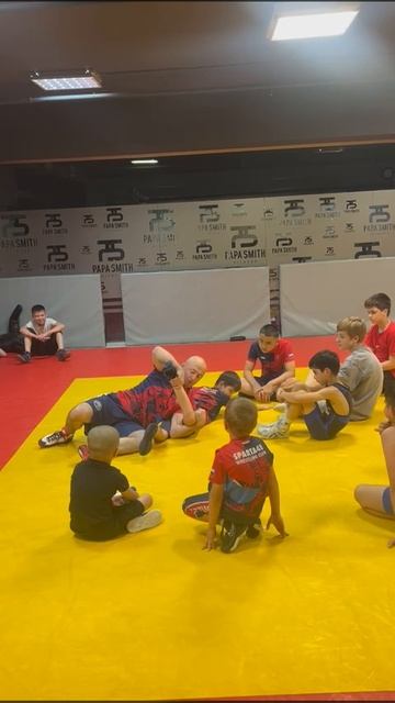 Переворот в партере скрестным захватом ног (через борцовский мост и переходом через соперника) 2 смотреть онлайн