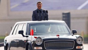 Си Цзиньпин на машине выехал на смотр военной техники на параде в Пекине