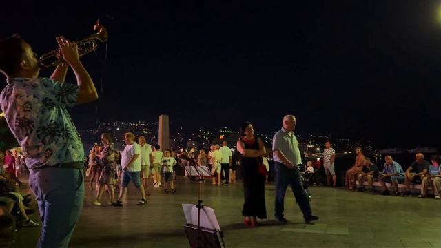 ТРУБАЧ НА НАБЕРЕЖНОЙ ЯЛТЫ .Жизнь на море / Крым смотреть онлайн