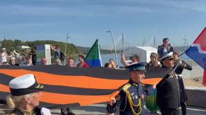 Во Владивостоке началось шествие с большой Георгиевской лентой
