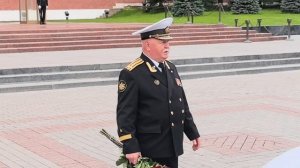 Реальная Россия в День Победы над милитаристской Японией возлагает цветы у Кремлёвской стены