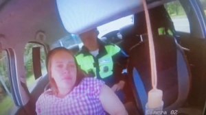 Сотрудники ГАИ везут рожающую женщину в 16-й Роддом.