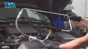055. Как заменить напорный шланг гидроусилителя рулевого управления на Jeep WJ (2001 - 2004)