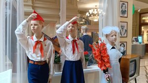Прогулки по Москве. Выставка "История школьной формы 1900-2025" в ГУМе