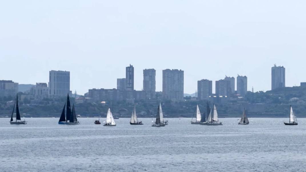 Изюминка ВЭФ: парад парусов прошел в Амурском заливе