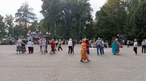 VID_20250903_154610 танцы возрасту не помеха. Парк Березовая роща.