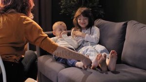 «Детский смех: сеанс щекотки для хорошего настроения»