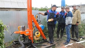 Процесс бурения малогабаритной установкой на участке