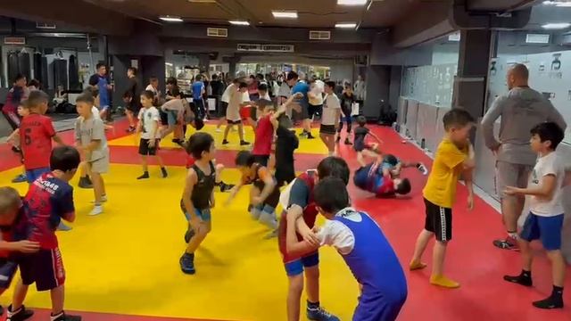 Переворот в партере скрестным захватом ног (через борцовский мост и переходом через соперника)2 смотреть онлайн