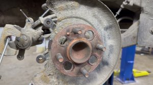 Обслуживаем задние тормоза на Солярисе перед летом