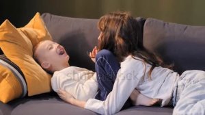 «Детский смех: сеанс щекотки для хорошего настроения»