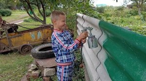 Дети красят забор