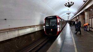 На Курский вокзал общественным транспортом. Атмосфера метро Москвы. Далеко ли собралась?