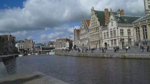 Гент (Бельгия) - берег канала и стоянка велосипедов.