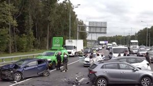 Один человек пострадал в ДТП с участием пяти авто в Москве