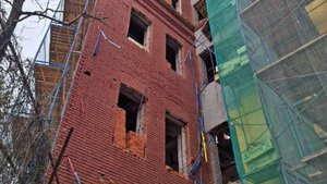 Трое рабочих пострадали при обрушении строительных лесов в Москве