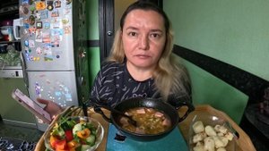 Рамен с колбасой и яйцом, салат овощной, сыр с паприкой. Мукбанг