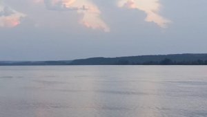 Вечер у Камы.💦 Всплеск волны, красивое небо, лёгкий бриз...🌤️Чем не море?...🩵✨💙✨🩵