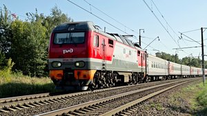 ЭП2К-152 с поездом №480 Сухум–Санкт-Петербург поднимается к Серпухову