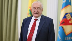 Казаков А.Ю. отметил 80-летие. Со знаменательной датой его поздравил ректор ПГУ Александр Гуляков