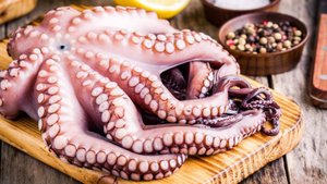 Салат из жевательного осьминога, приготовленный из 16-килограммового гигантского осьминога