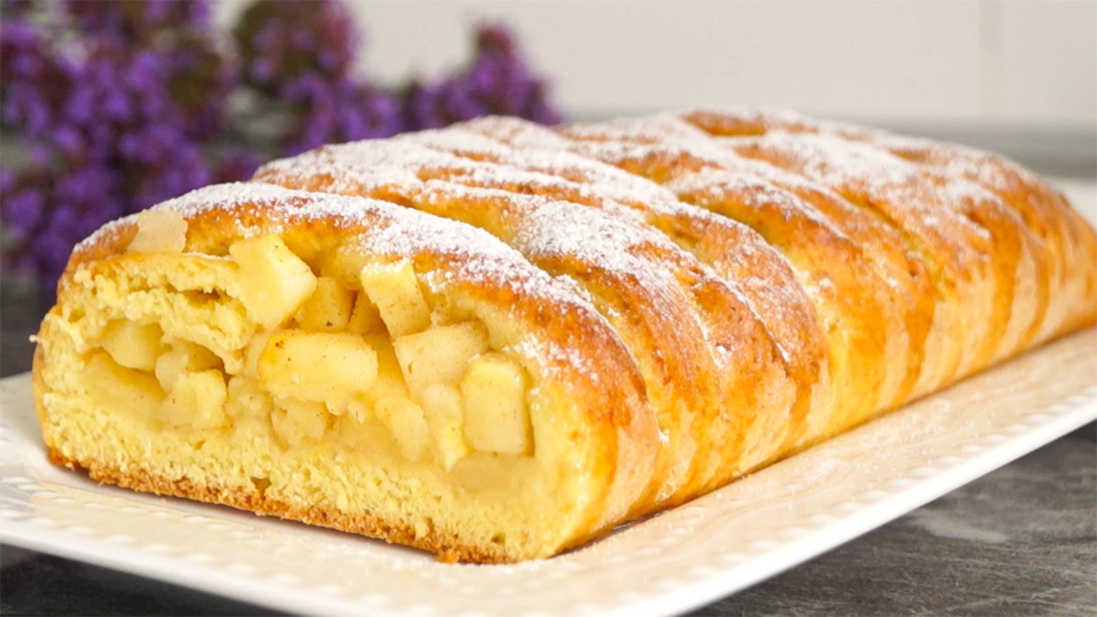 Пеку его сейчас каждый день. Быстро и вкусно. Нежное творожное тесто плюс сочная яблочная начинка