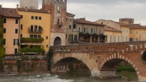 Домики,соборы и мосты на реке Адидже!Верона.