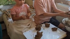 Дети лепят Шри Ганешу. День Ганеша Чатуртхи.