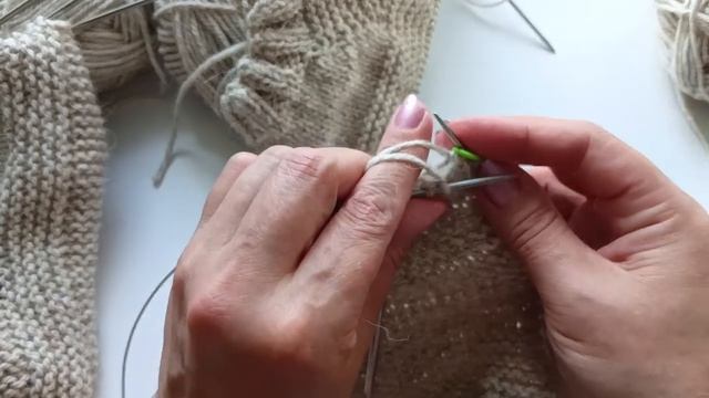 Тапочки-следочки спицами. смотреть онлайн