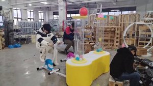 крытая машина для подачи мячей для мягкого игрового парка