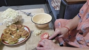 котлеты из куриного филе.кабачки жареные с соусом. цветная капуста в омлете