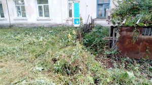 А это я уже сам лично,сегодня не стал ждать работников чистого посёлка,и убрал и спилил кусты,ми пе!