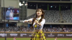 Красивая японская девушка пляшет на поле перед матчем!