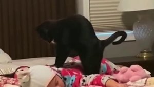 Нянька с навыками массажиста👶😂