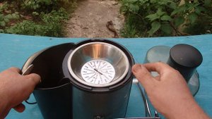 КАК СНЯТЬ СЕТКУ В СТАРОЙ КИТАЙСКОЙ СОКОВЫЖИМАЛКЕ ЧТОБЫ ЁЁ ПОЧИСТИТЬ!!!