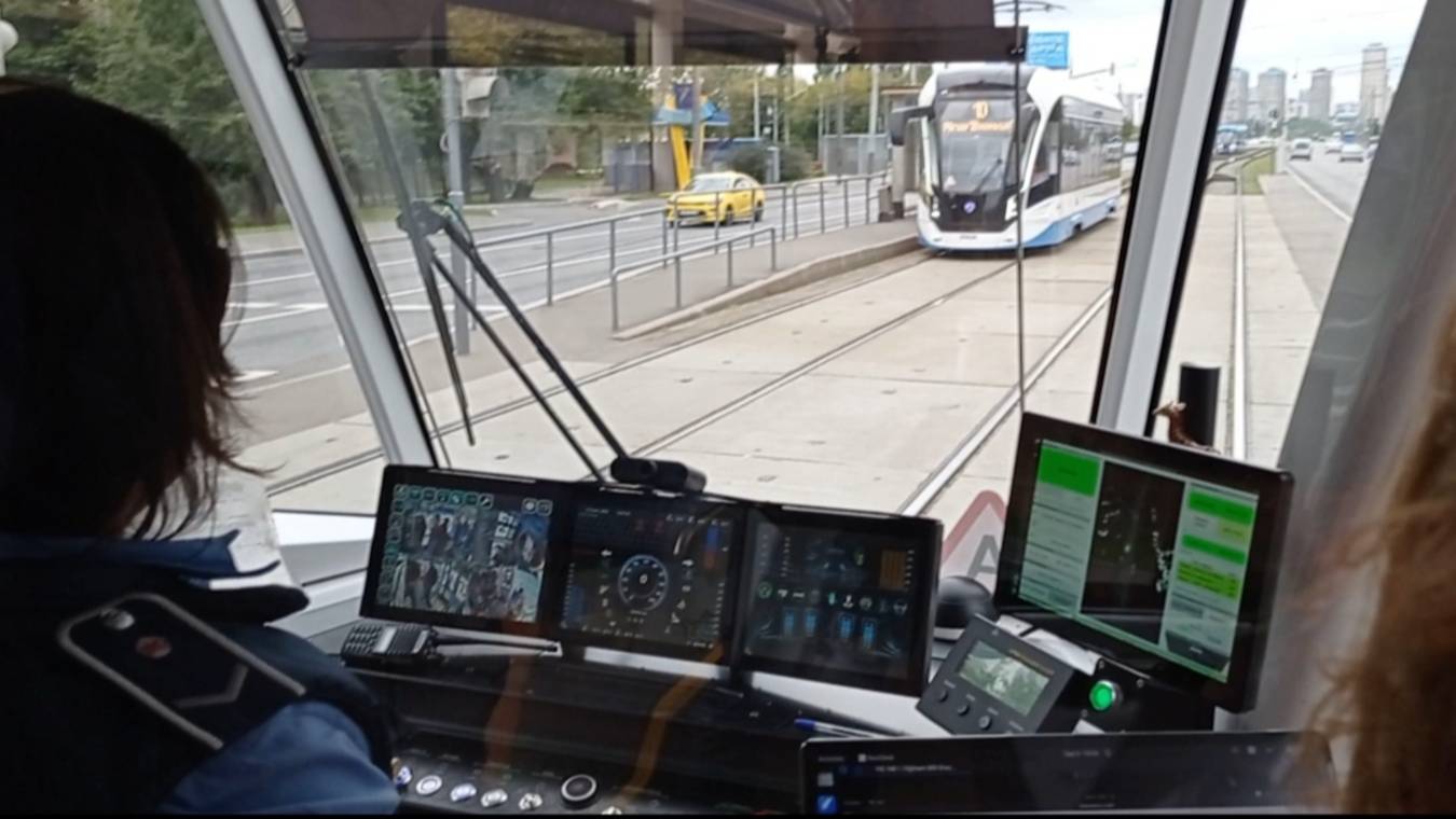 Поездка на беспилотном трамвае смотреть онлайн
