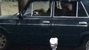 Черный бумер в старой шестёрке