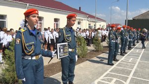 На территории севастопольской школы №60 открыли Аллею Памяти выпускников — участников СВО