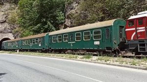 Родопская УЖД в Болгарии, поезд выезжает из тоннеля