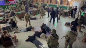 13 правонарушителей уложили лицом в пол в кафе Крымска