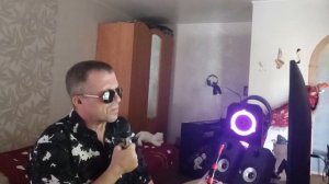 Зеркалом блестит река.