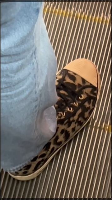 Одел кеды жены на работу…