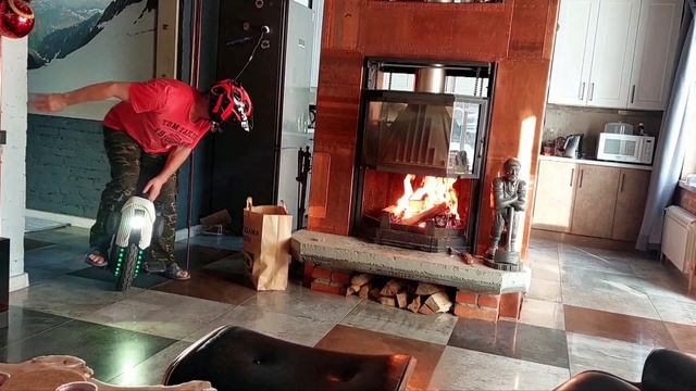 Моноколесо вокруг камина, под озвучку программы..