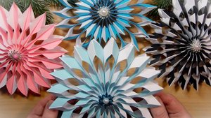 Двухцветные снежинки из бумаги. Объёмные снежинки своими руками.