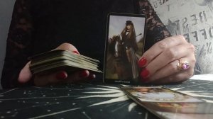 Боится ли он вас потерять? Расклад Таро